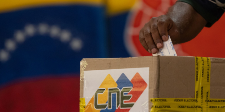 La oposición intenta poner fin a 25 años de economía socialista. Estados Unidos advierte a Maduro. Variedad de productos, precios inasequibles